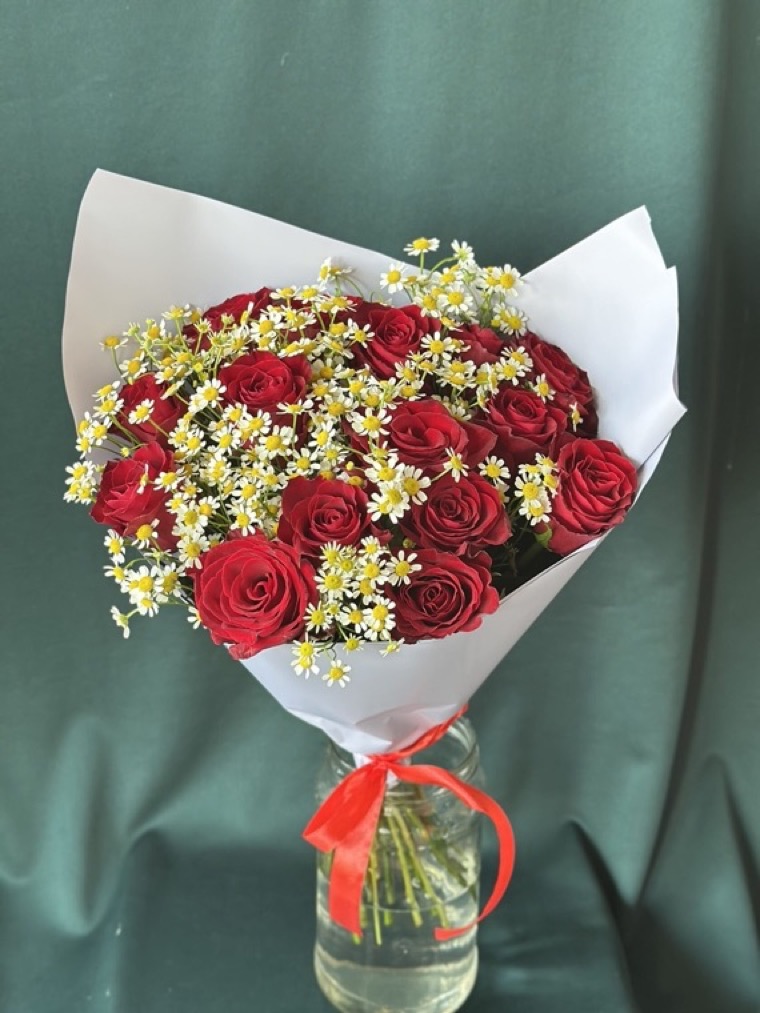 Букет №255 из роз с кустовыми ромашками